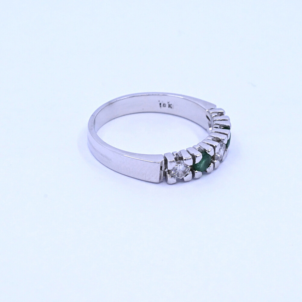 Anillo medio sin fin oro 18k blanco con esmeraldas y brillantes. Anillo medio sin fin oro 18k blanco con esmeraldas y brillantes.