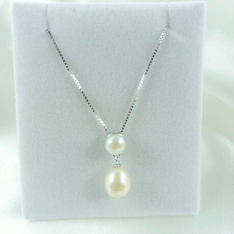Cadena veneciana de plata y colgante con dos perlas de rio. Cadena veneciana de plata y colgante con dos perlas de rio.