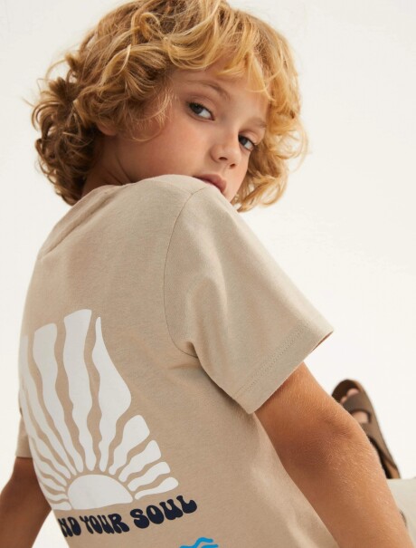 CAMISETA MANGA CORTA INFANTIL CON ESTAMPA BEIGE
