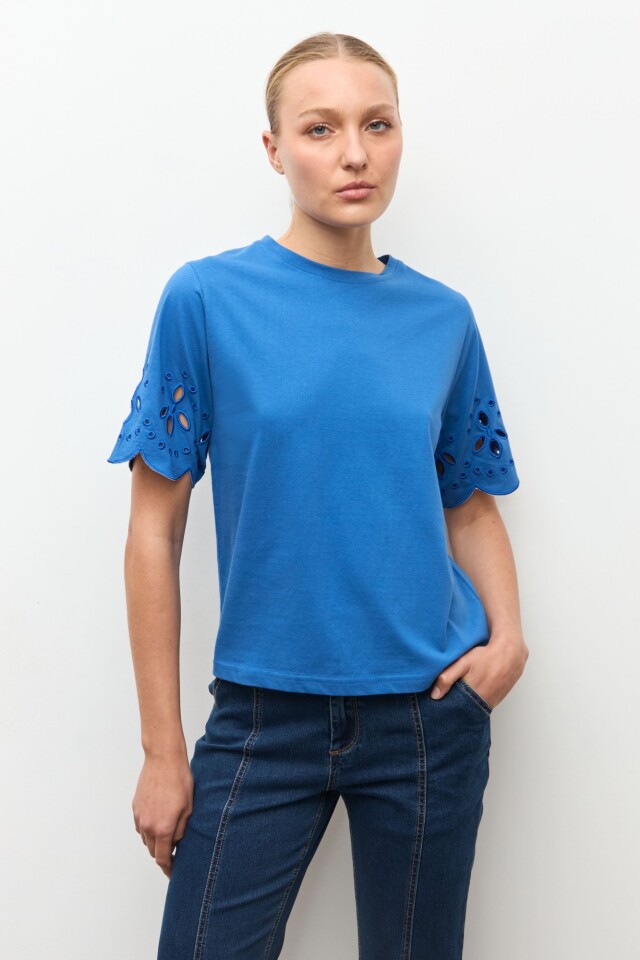 Remera calado en mangas cobalto