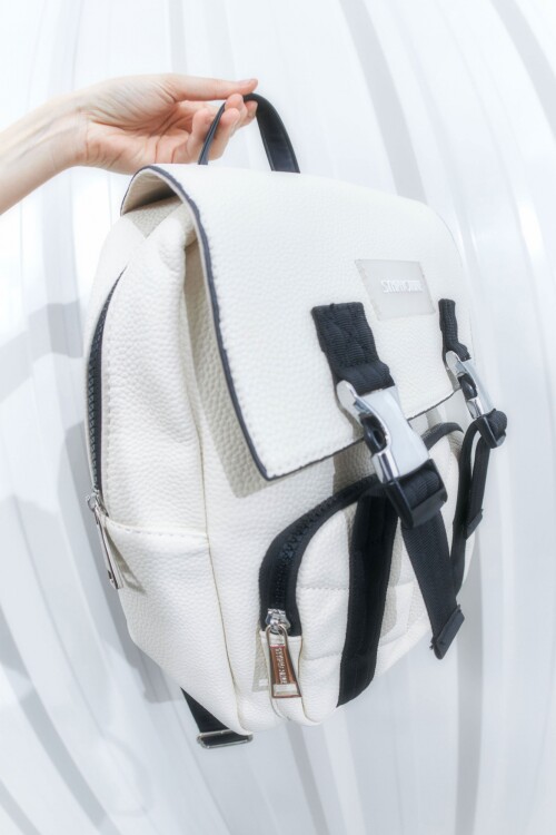 Mochila con broches crudo