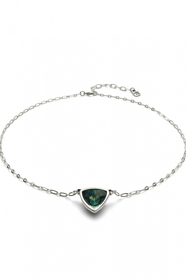 COLGANTE DE ALEACION DE METALES BAÑADO EN PLATA DE LEY DE ESLABONES CON TRIANGULO CON CRISTAL VERDE Colgante