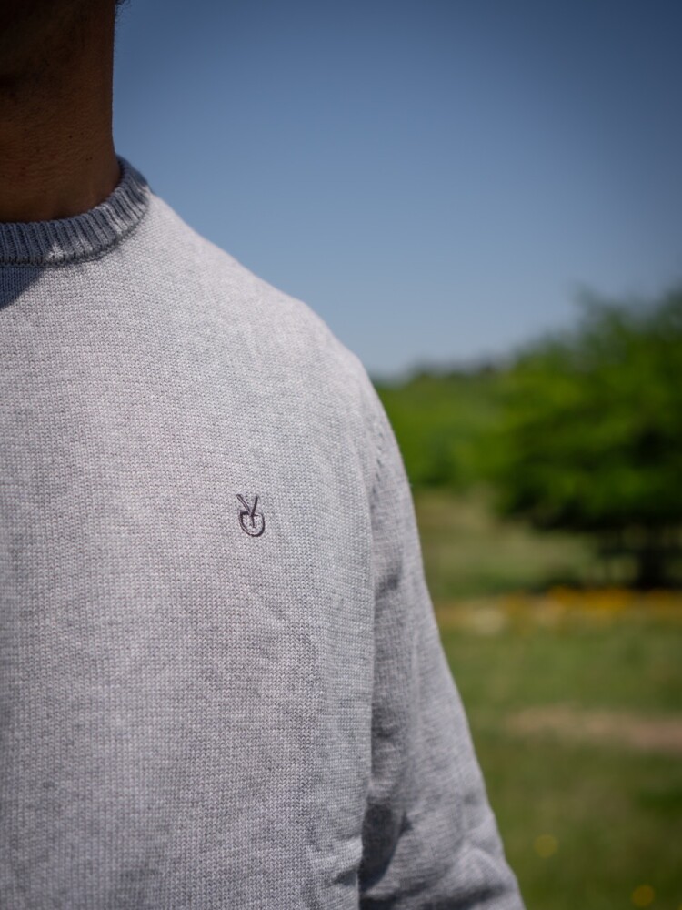 Buzo tejido cuello redondo gris Buzo tejido cuello redondo gris