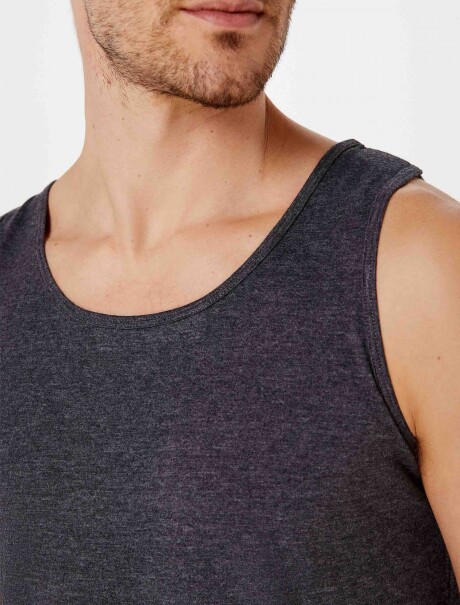 MUSCULOSA BÁSICA MASCULINA MODELO SLIM GRIS OSCURO