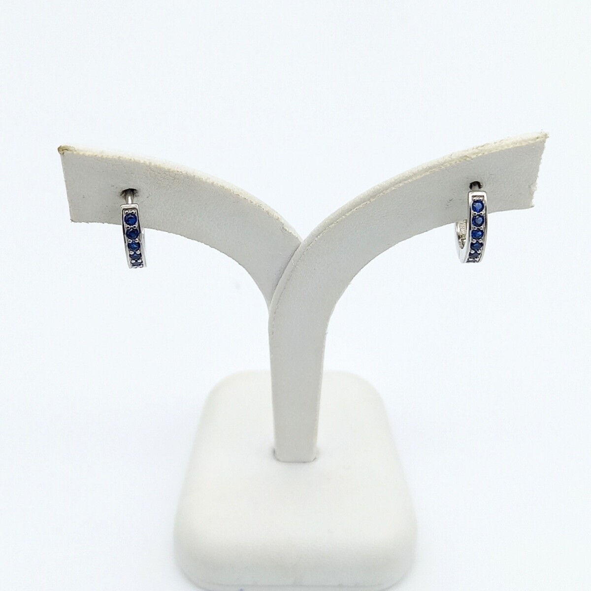 Par de aros de plata rodinada con circonias. 