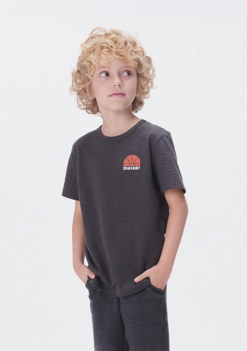 CAMISETA INFANTIL CON ESTAMPA - GRIS 