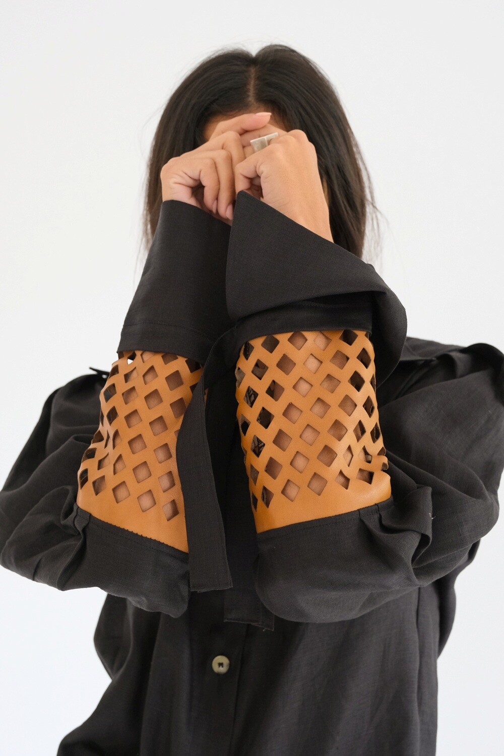 Camisa Puño Lino Negro Con Camel