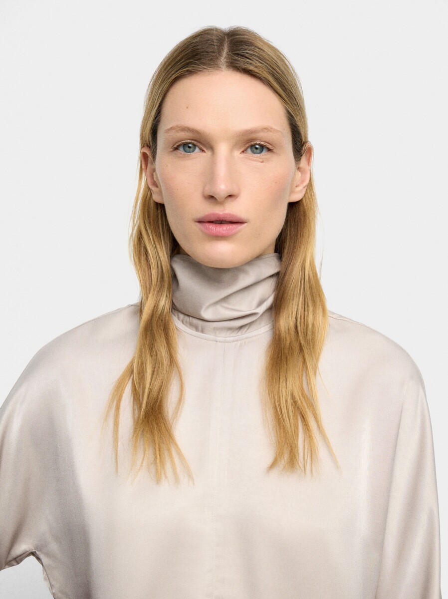 Blusa Satinada Con Cuello Alto - beige 