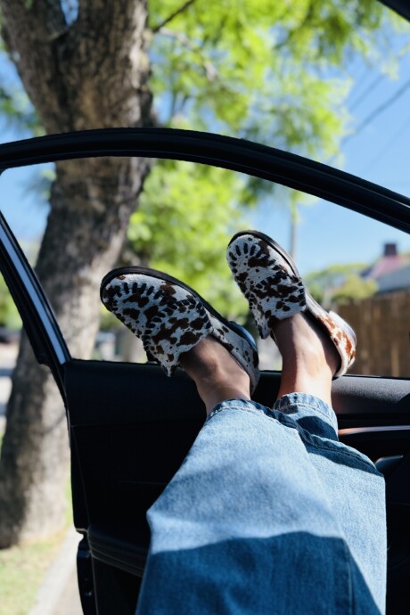 Mocasin Cowhide Chocolate