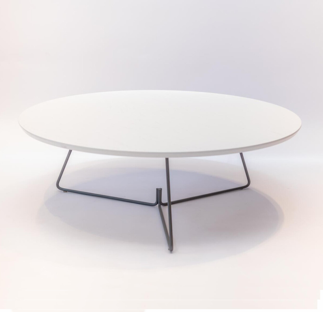 MESA DE CENTRO REDONDA - MADERA COLOR BLANCO Y PIE EN METAL GRAFITO - 90cms 