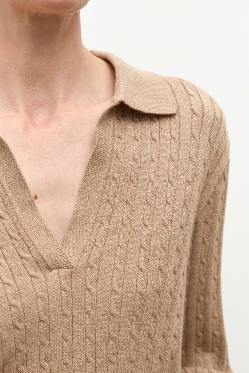 Sweater cuello polo con estructuras tostado melange