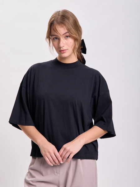 Remera manga 3/4 cuello alto Negro