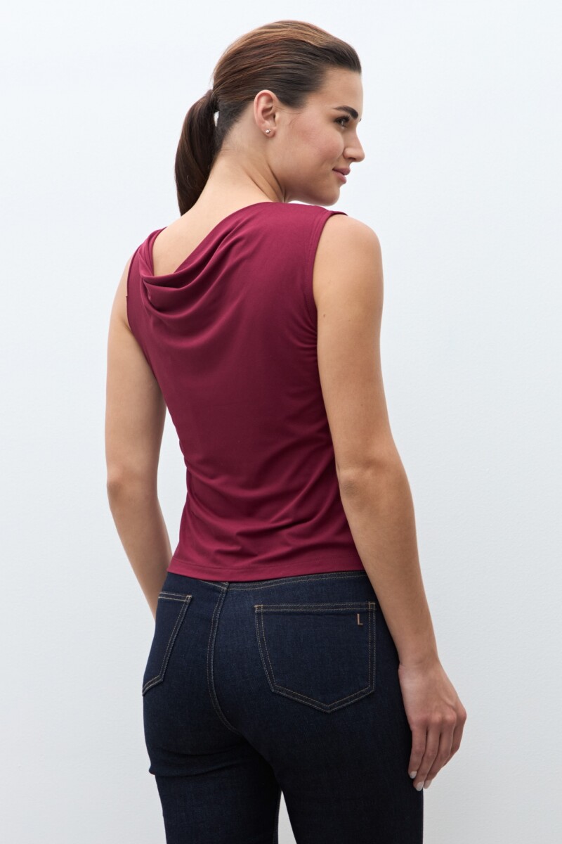 Top con escote torneado bordo