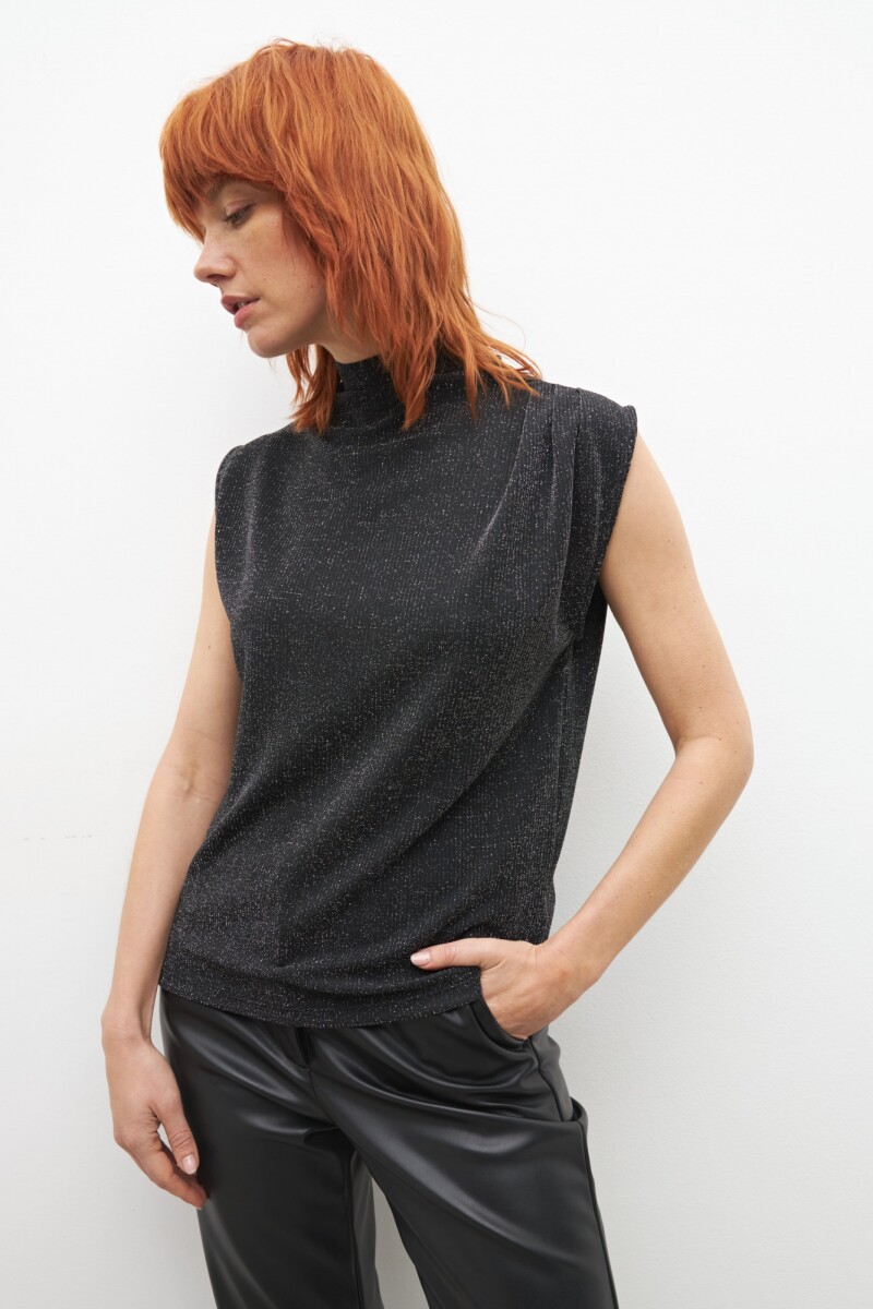 Blusa lurex con tablas en hombro negro