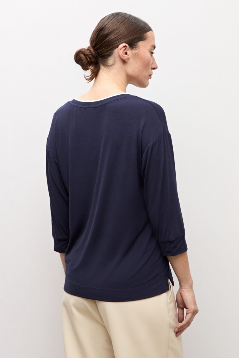 Remera escote V azul marino