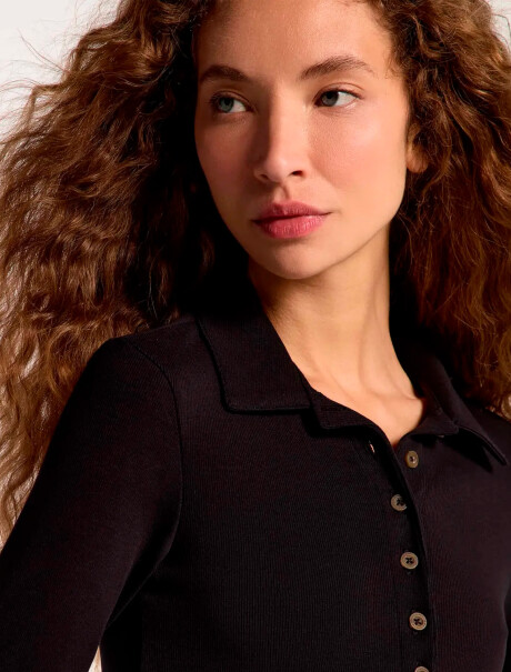 CAMISETA CON CUELLO NEGRO