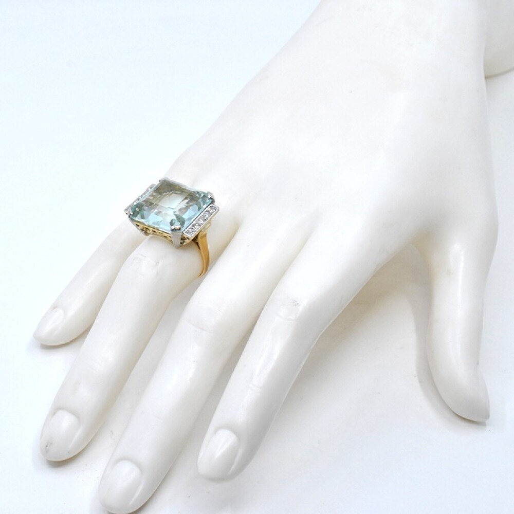 Anillo en oro 18k , aguamarina y brillantes. Anillo en oro 18k , aguamarina y brillantes.