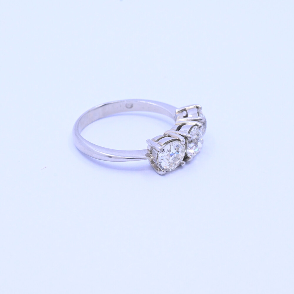 Anillo platino y 3 brillantes. Anillo platino y 3 brillantes.