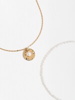 Conjunto De Collares Con Medalla Y Perlas dorado