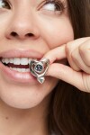 ANILLO EN ALEACIÓN DE METALES BAÑADO EN PLATA DE LEY CON CORAZON Y CRISTAL NEGRO Anillo