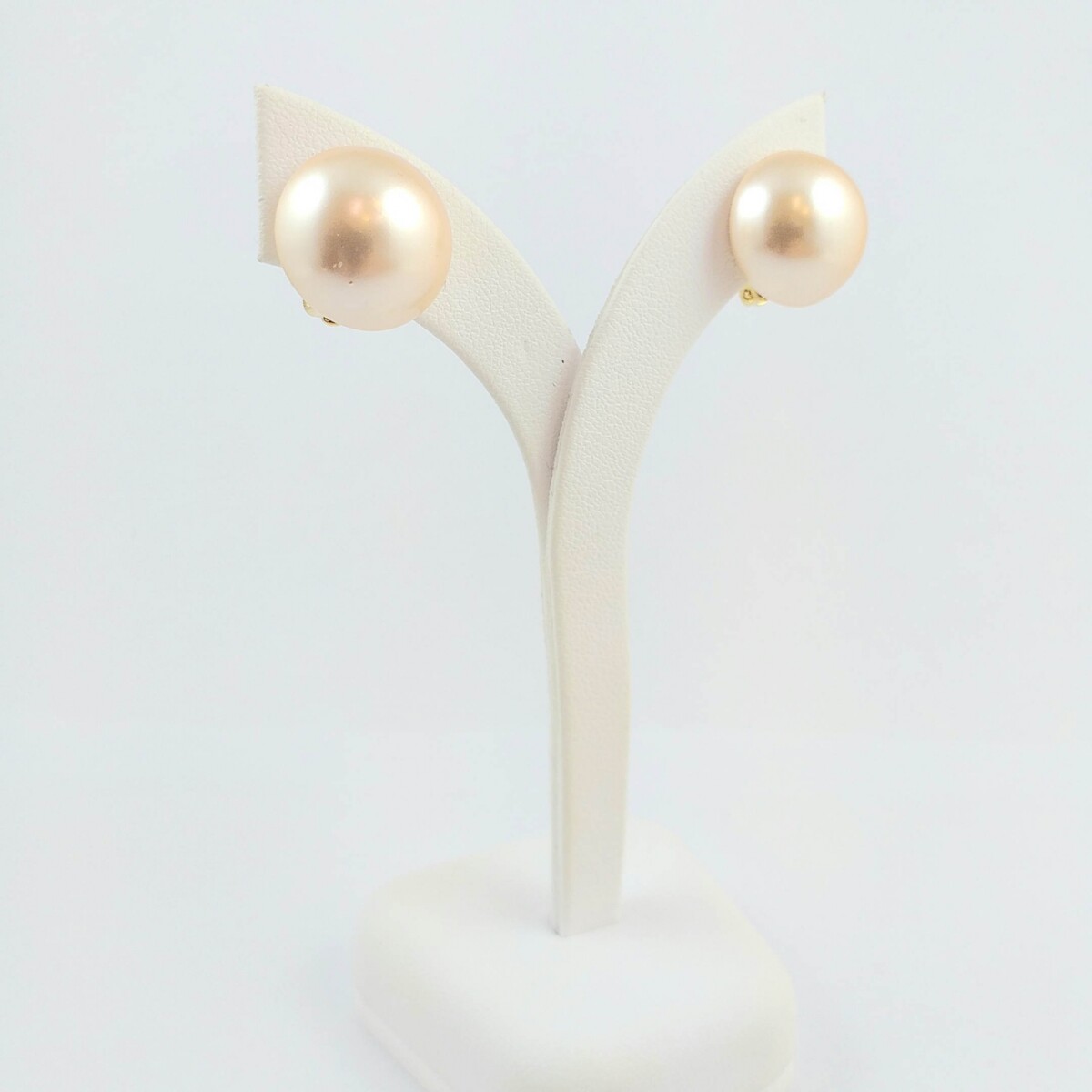 Caravanas perla de fantasía y enchapado en oro, diámetro de la perla 15mm, cierre a presión. 