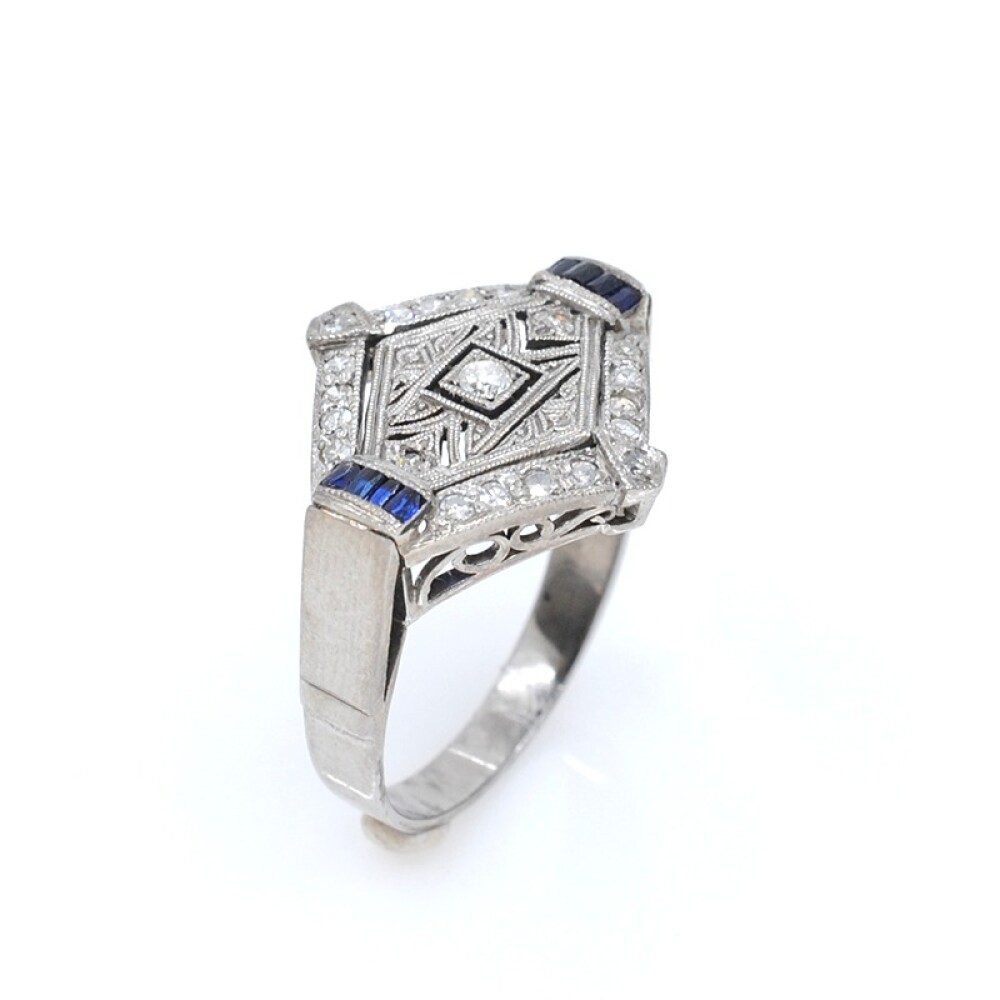 Anillo 18k estilo antiguo zafiros sintéticos,brillantes y diamantes Anillo 18k estilo antiguo zafiros sintéticos,brillantes y diamantes