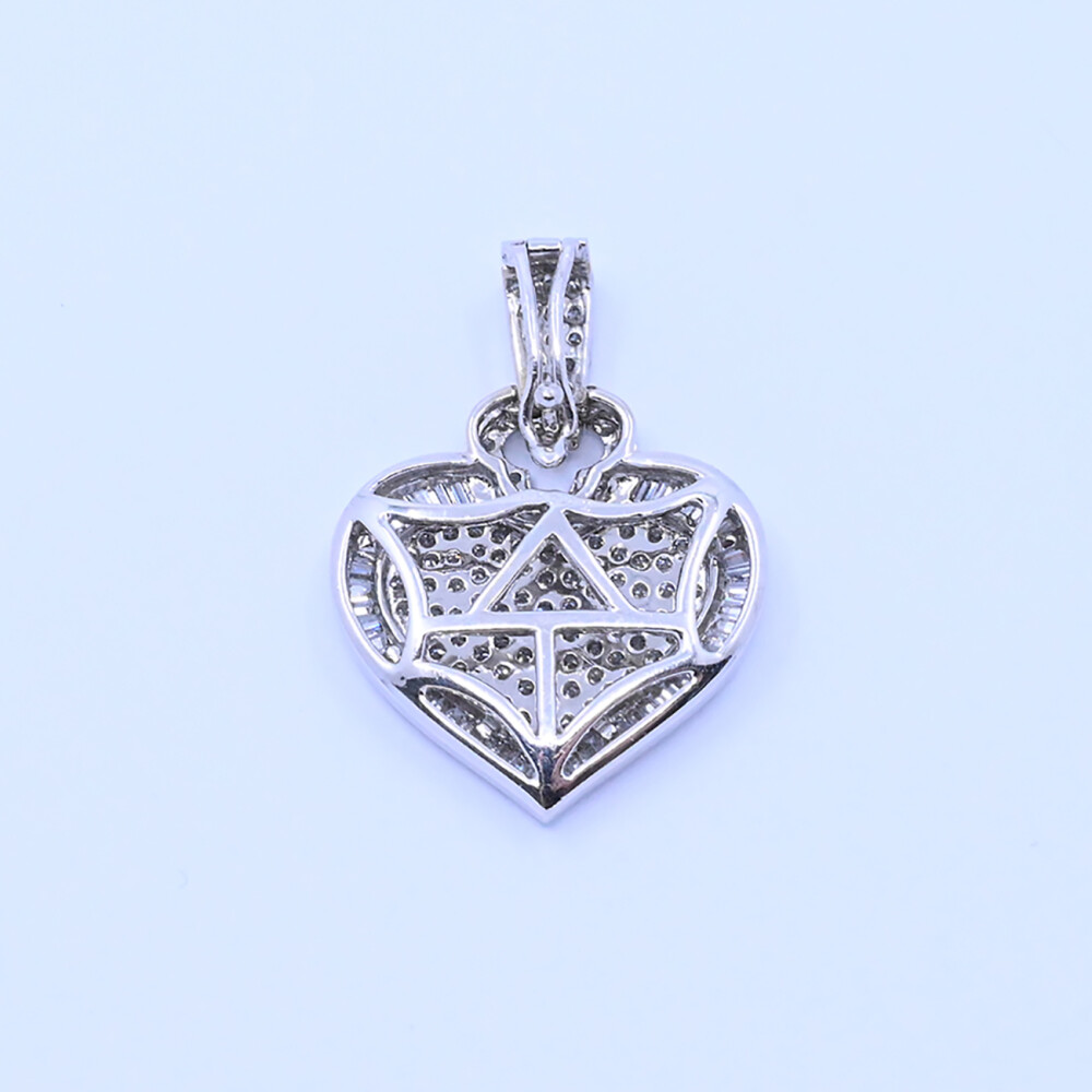 Dije oro 18k blanco corazón con brillantes baguette y redondos. Dije oro 18k blanco corazón con brillantes baguette y redondos.