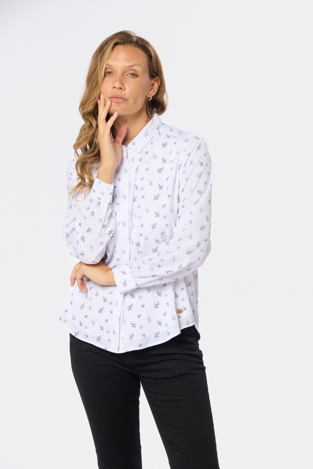CAMISA ESTAMPADA Hojas negras