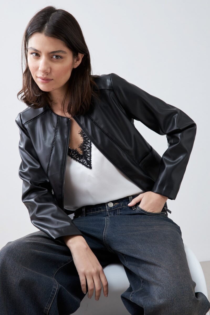Chaqueta eco cuero con detalle pasamanería negro