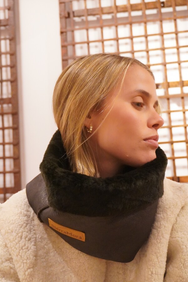 Simple Warm Neck Chocolate / Chocolate