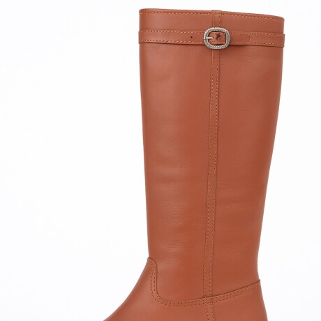Bota cuero caña larga suela de goma Marron