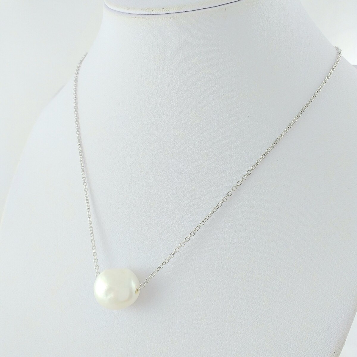 Colgante de plata 925 con perla barroca pasante. 