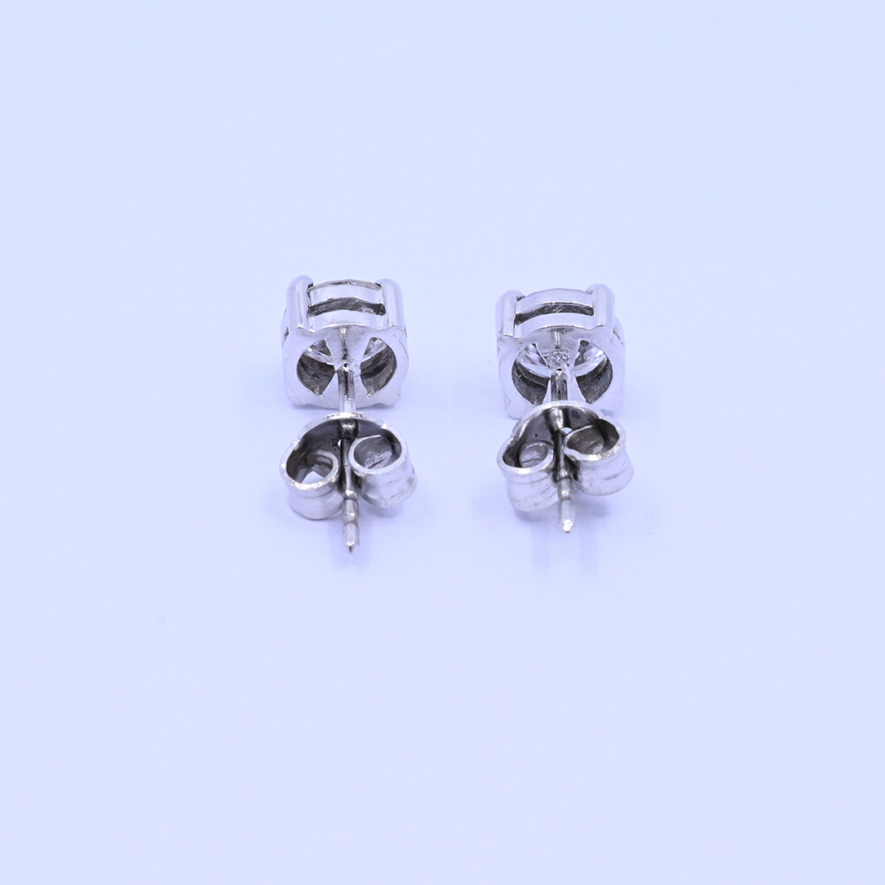 Caravanas oro 18k blanco con engarce 4 puntas y brillantes. Caravanas oro 18k blanco con engarce 4 puntas y brillantes.