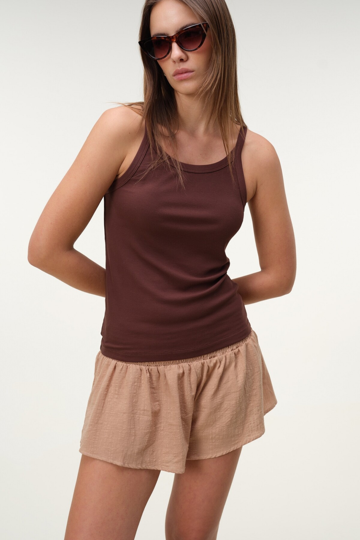 Short Liviano Frunces Tostado