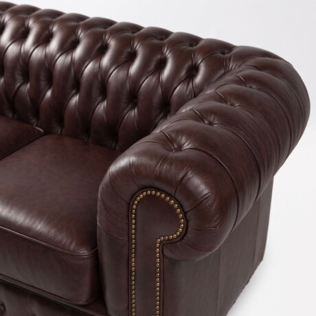 Sofá Chesterfield Novo - Cuero Básico - 2 cuerpos Café - (Preventa)