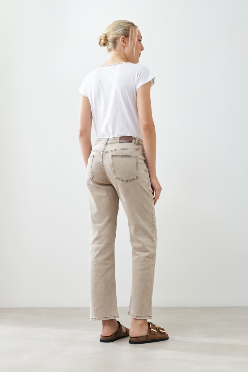 Jean recto Mina con pespuntes en contraste beige