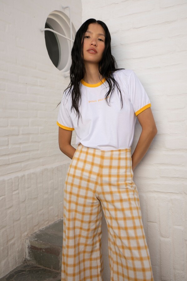 Remera Retro Frase Amarilla