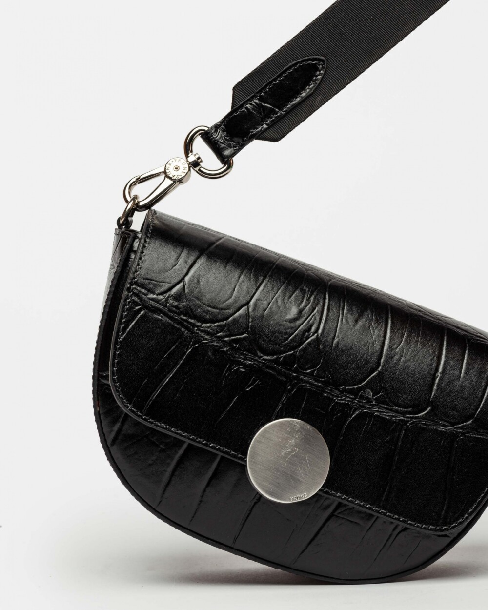 Bandolera The Circle En Cuero Grabado Croco Negro