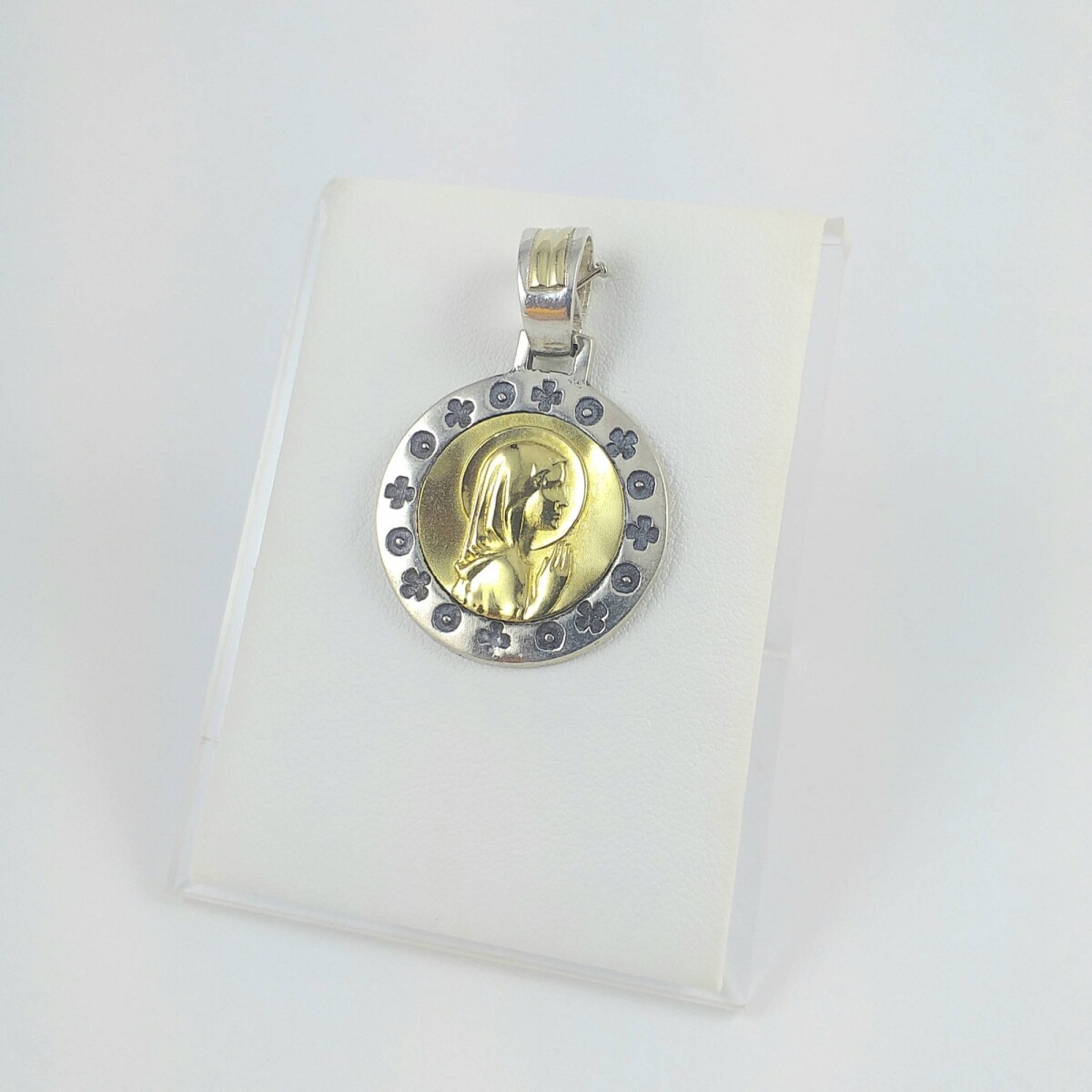 Medalla religiosa de plata 925 con double oro 18Ktes, Virgen María, diámetro 21mm. 