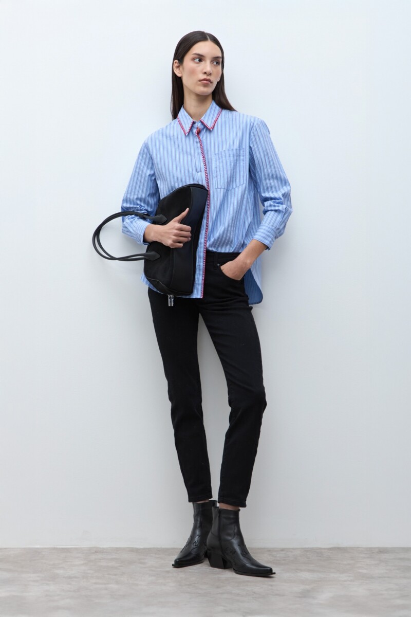 Camisa rayada con bordado en contraste celeste