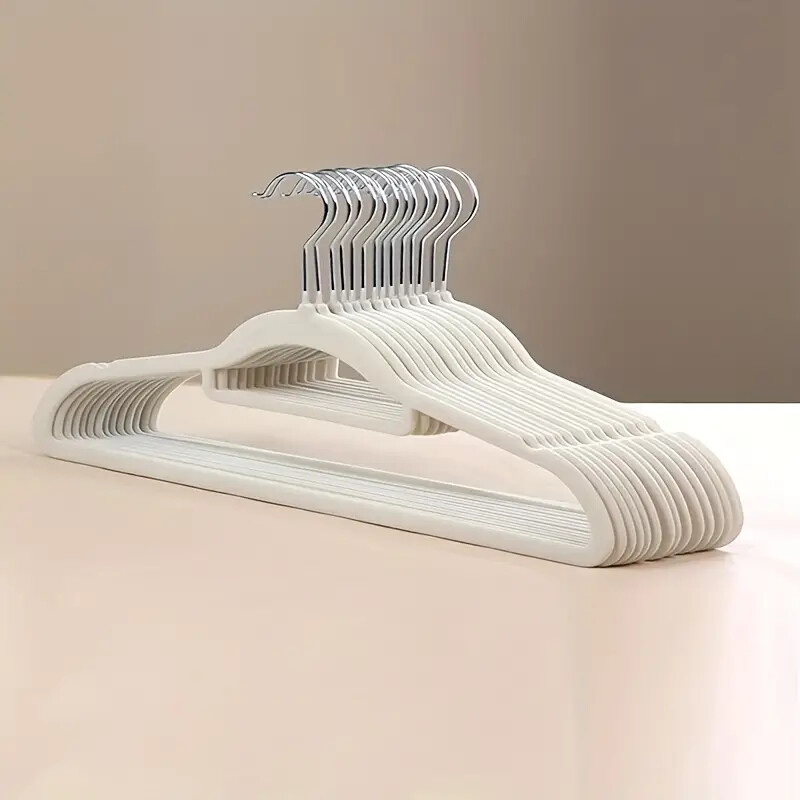 Set 10 Perchas de terciopelo antideslizante crema