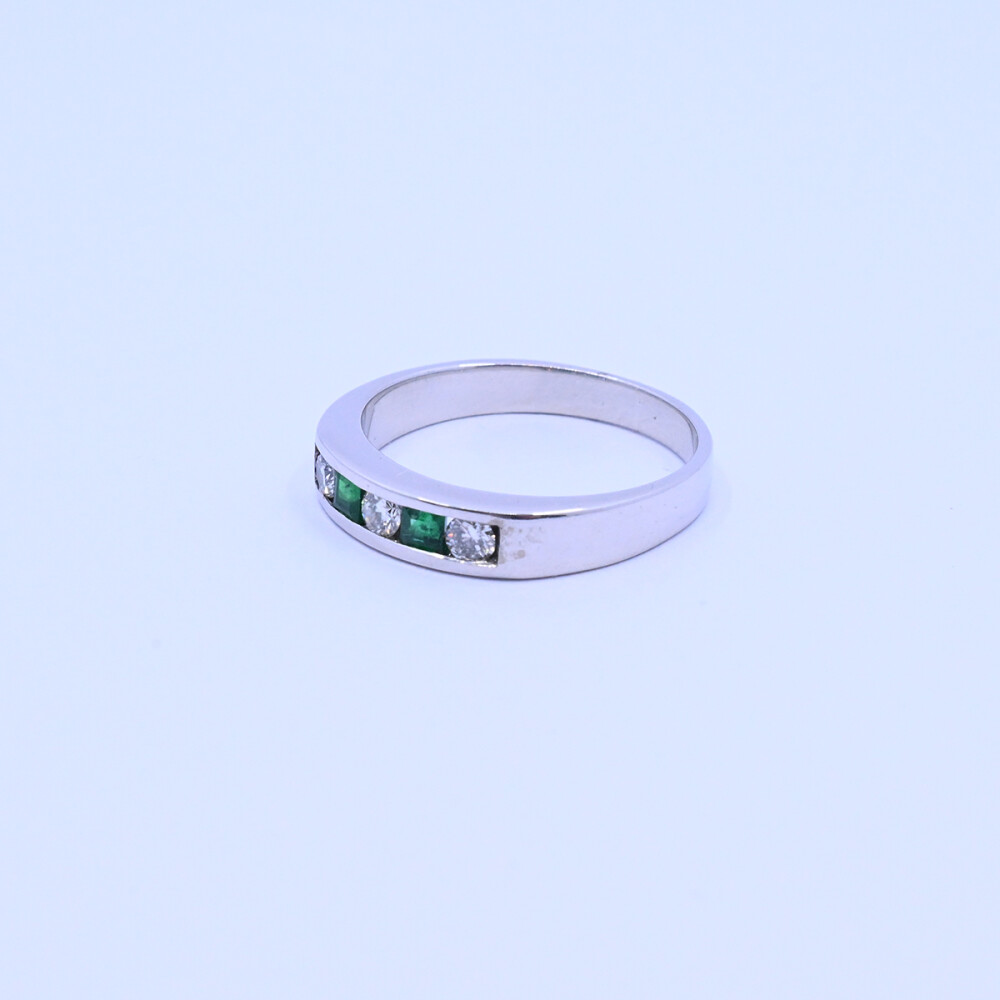 Anillo medio sin fin oro 18k blanco carril con esmeraldas carré y brillantes. Anillo medio sin fin oro 18k blanco carril con esmeraldas carré y brillantes.