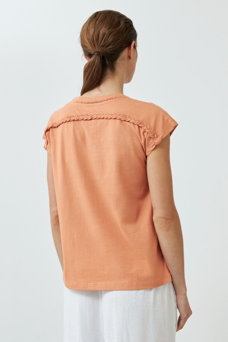 Remera con detalle trenza durazno