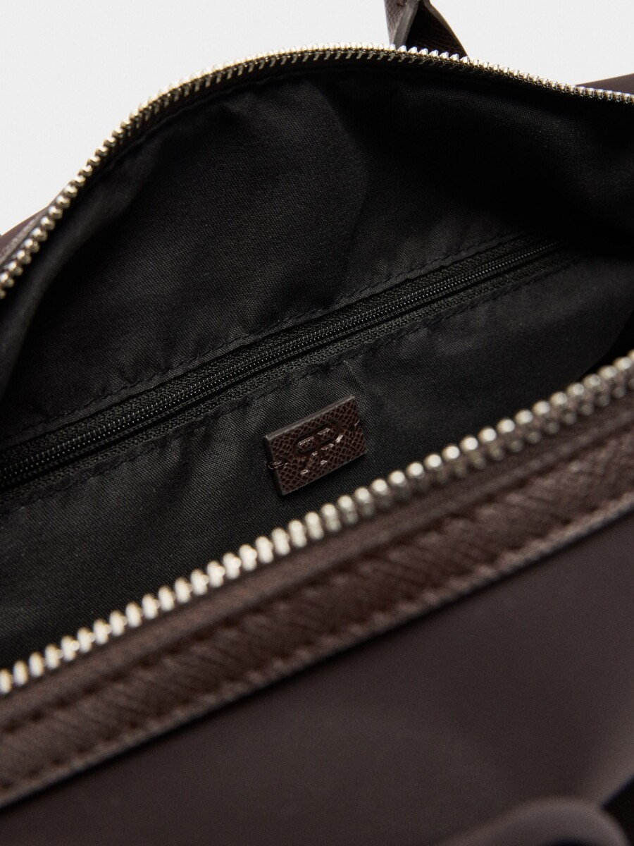 Bolso Shopper De Textura Suave Con Colgante marron