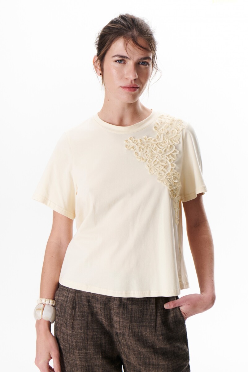 REMERA BLOOM - CRUDO 