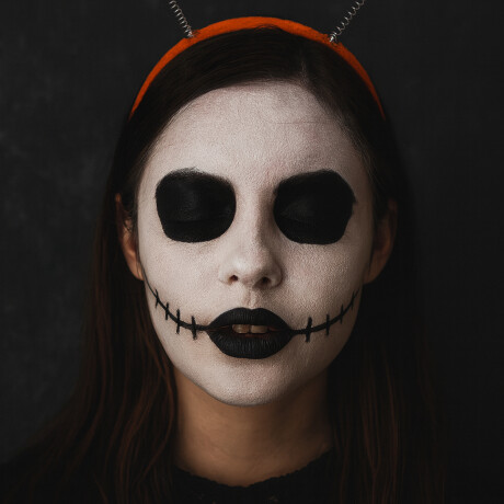 Maquillaje para Halloween colores neón y blanco Sc