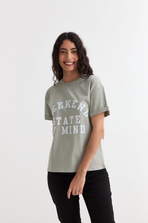 Remera m/c estampada colección Urbana VERDE OLIVA