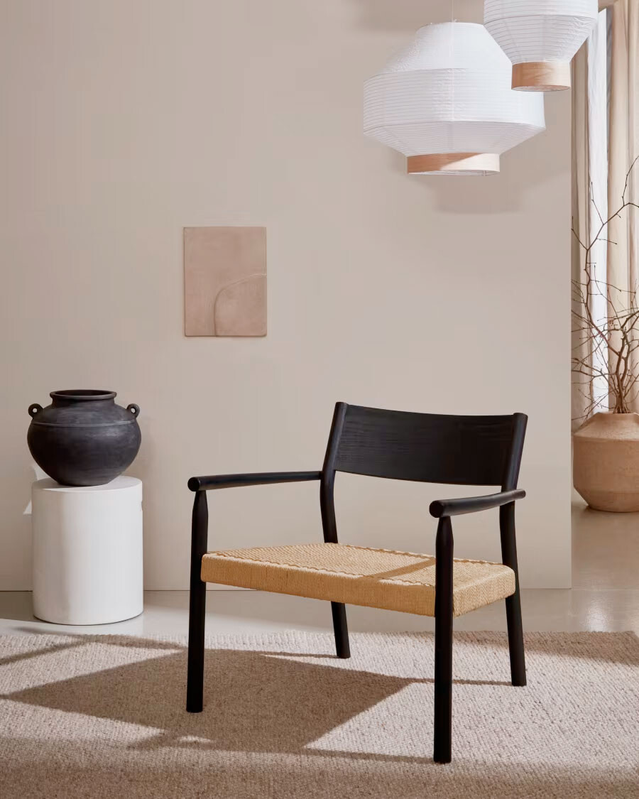 Butaca Yalia de madera maciza roble FSC 100% acabado negro y asiento de cuerda de papel