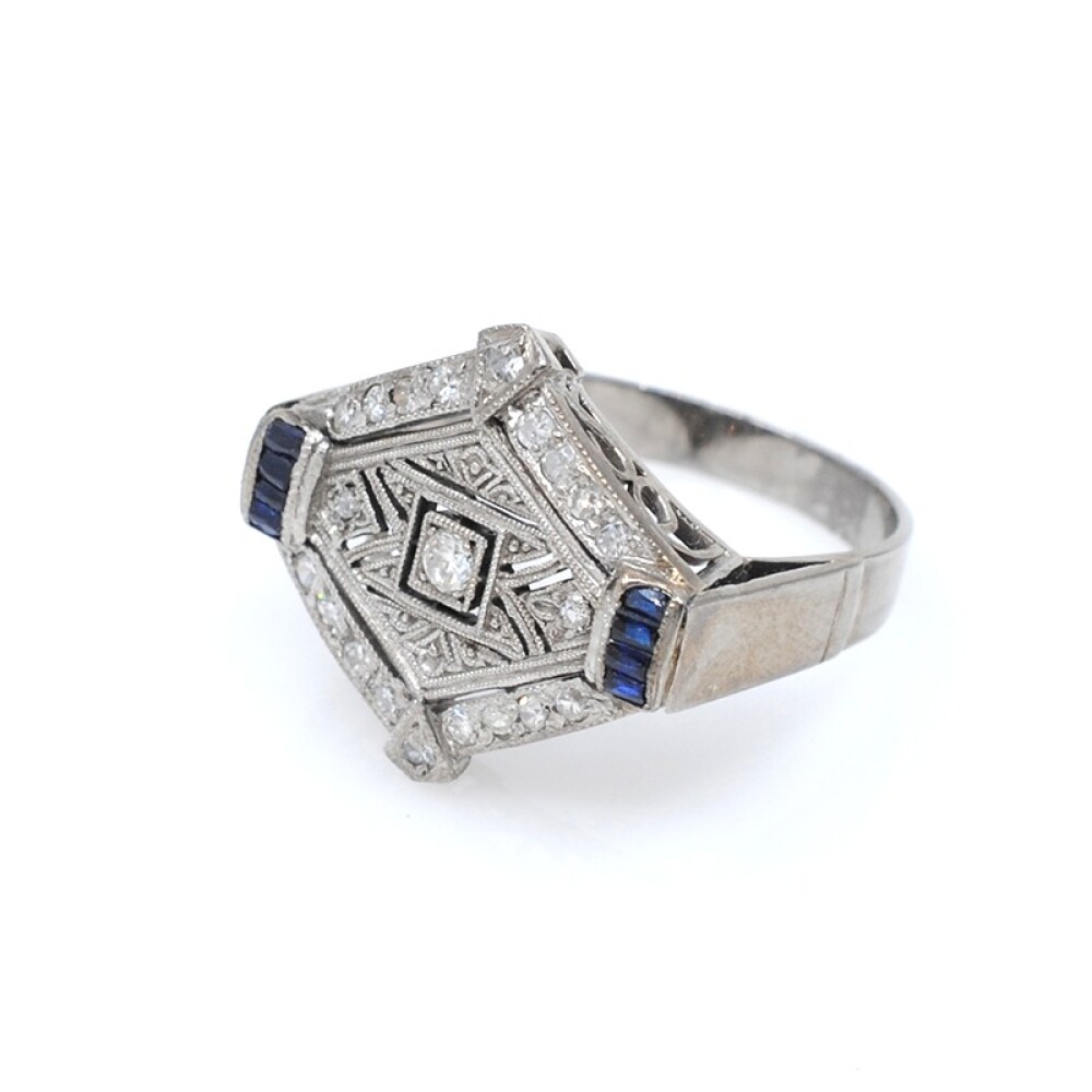Anillo 18k estilo antiguo zafiros sintéticos,brillantes y diamantes Anillo 18k estilo antiguo zafiros sintéticos,brillantes y diamantes