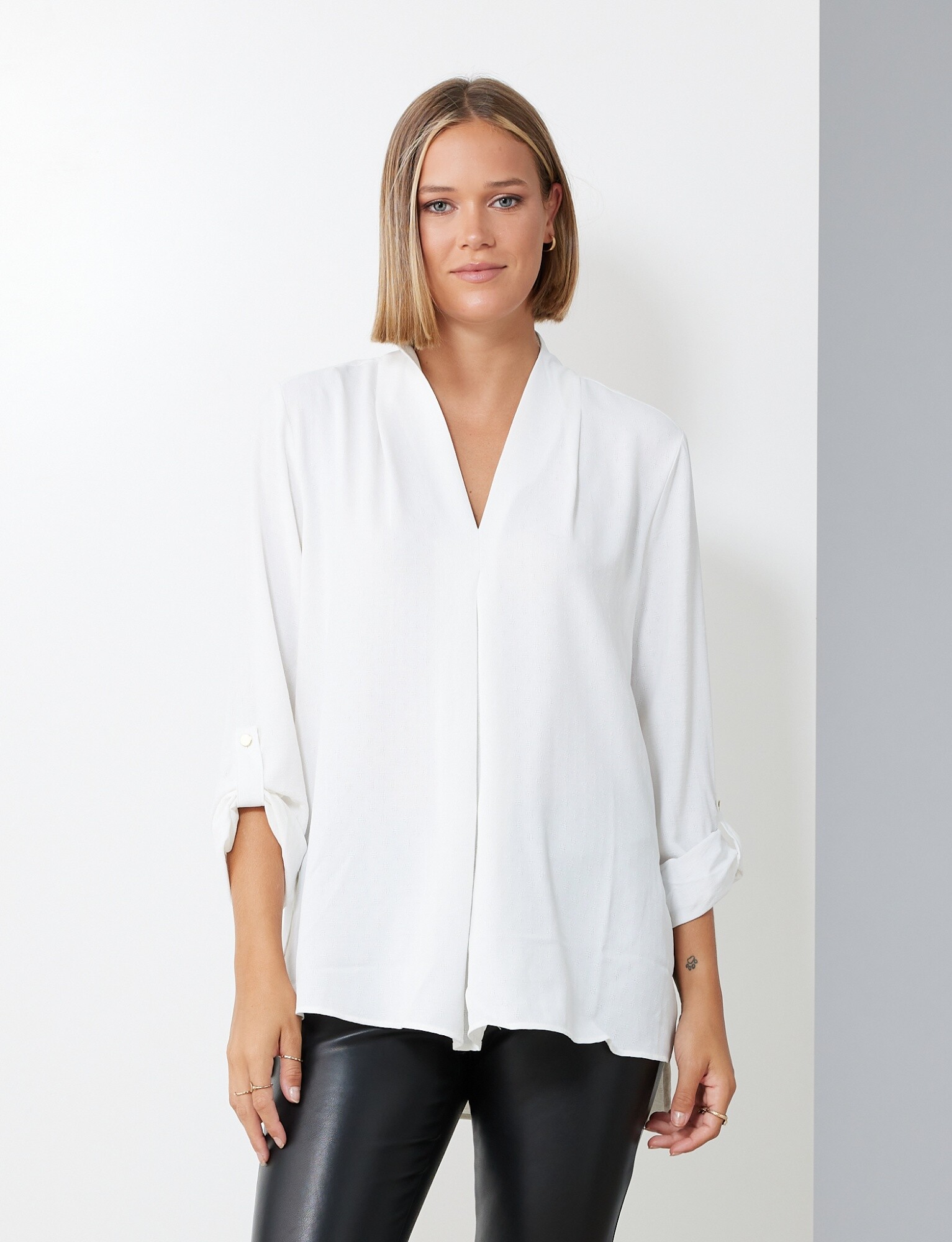 Blusa blanca de dos pinzas